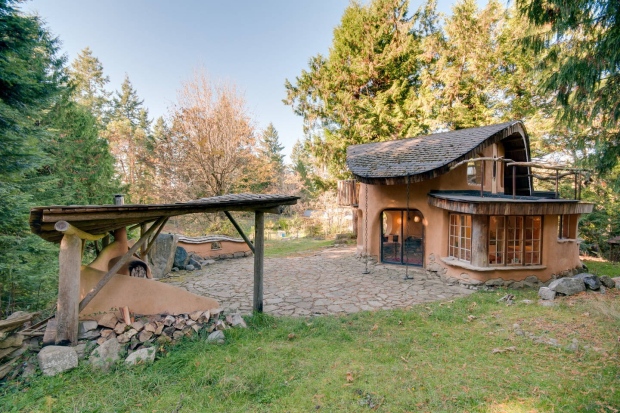 B C S Unique Cob Cottage Ranks No 4 On Airbnb S Most Wanted