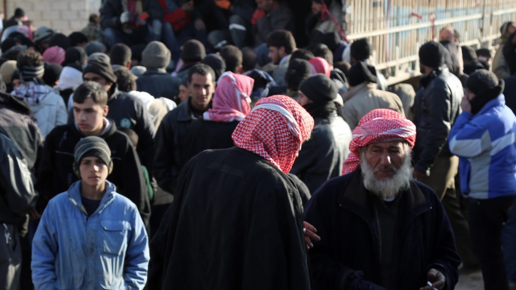 Syrians mass on Turkish border