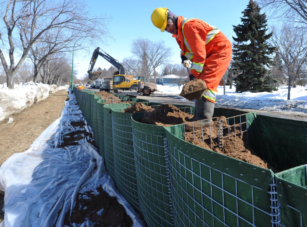 Temporary dikes for flood protection in Regina