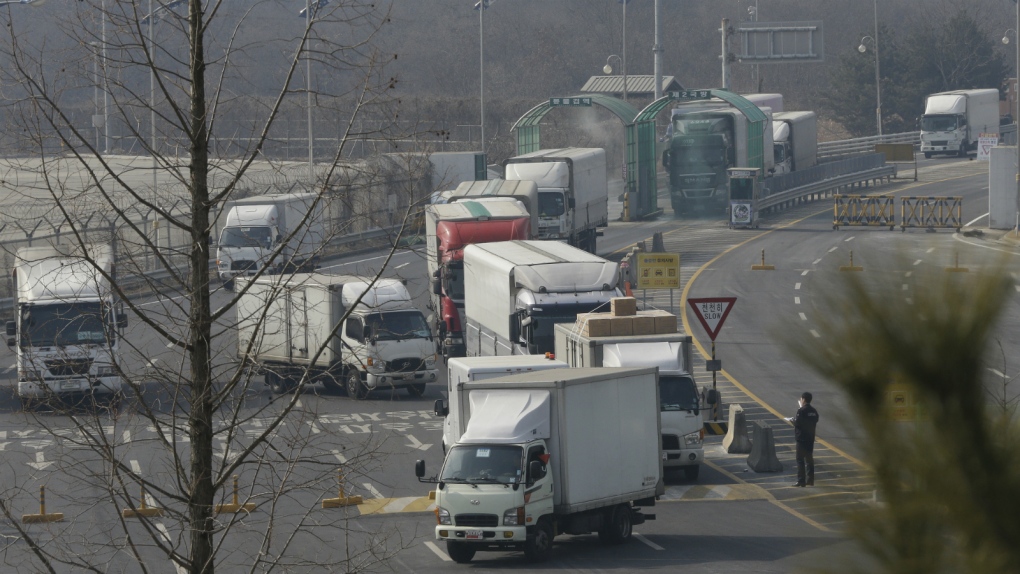 south Korean vehicles leave Kaesong complex