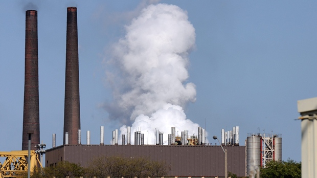 Smokestacks and pollution from Arcelor Mittal's Dofasco mill in Hamilton, Ont. (Stephen C. Host/THE CANADIAN PRESS)