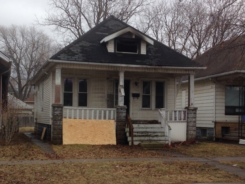 Police say a fire at 512 Elm Ave. in Windsor, Ont. on Sunday, February 21, 2016 is suspicious. (Melissa Nakhavoly / CTV Windsor)