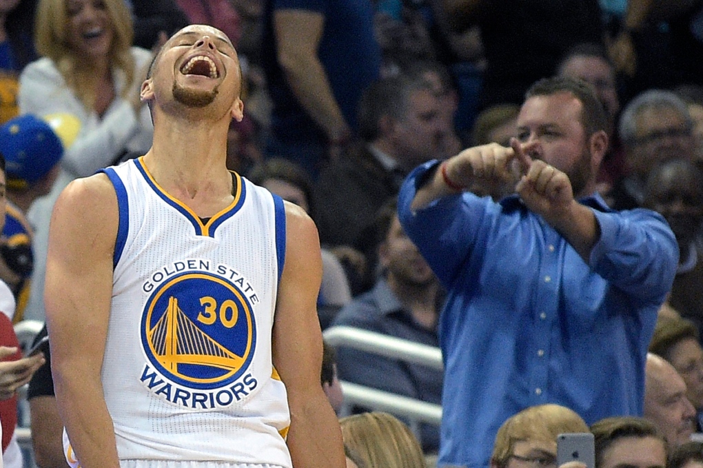 Stephen Curry makes 3-pointer from near half court