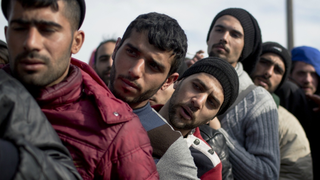 Migrants wait at Greek-Macedonian border