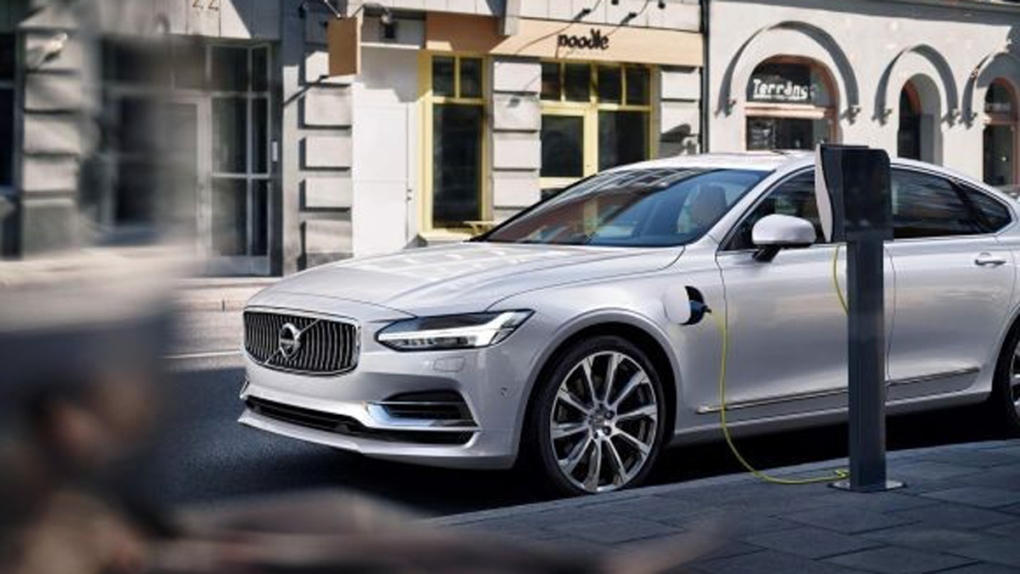 Charging a Volvo S90 plug-in hybrid