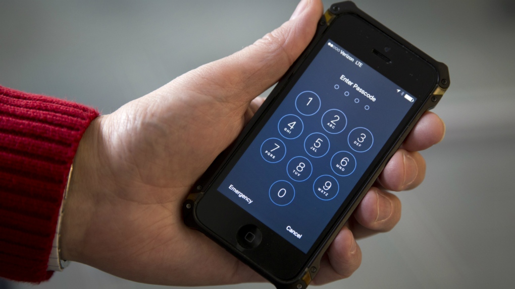U.S. Justice Department spars with Apple