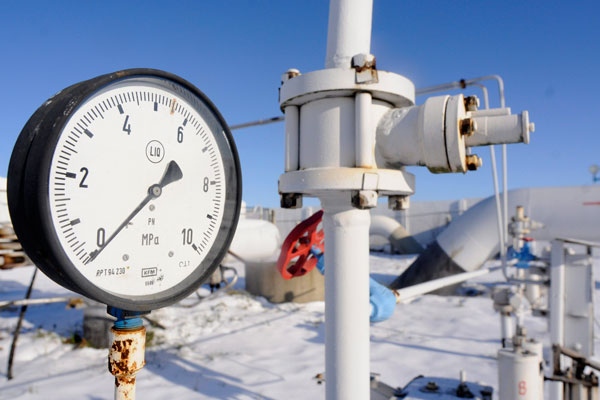 A gas pressure gauge on the main gas pipeline from Russia in the village of Boyarka near the capital Kiev, Ukraine, Thursday, Jan 1, 2009. (AP / Sergei Chuzavkov)