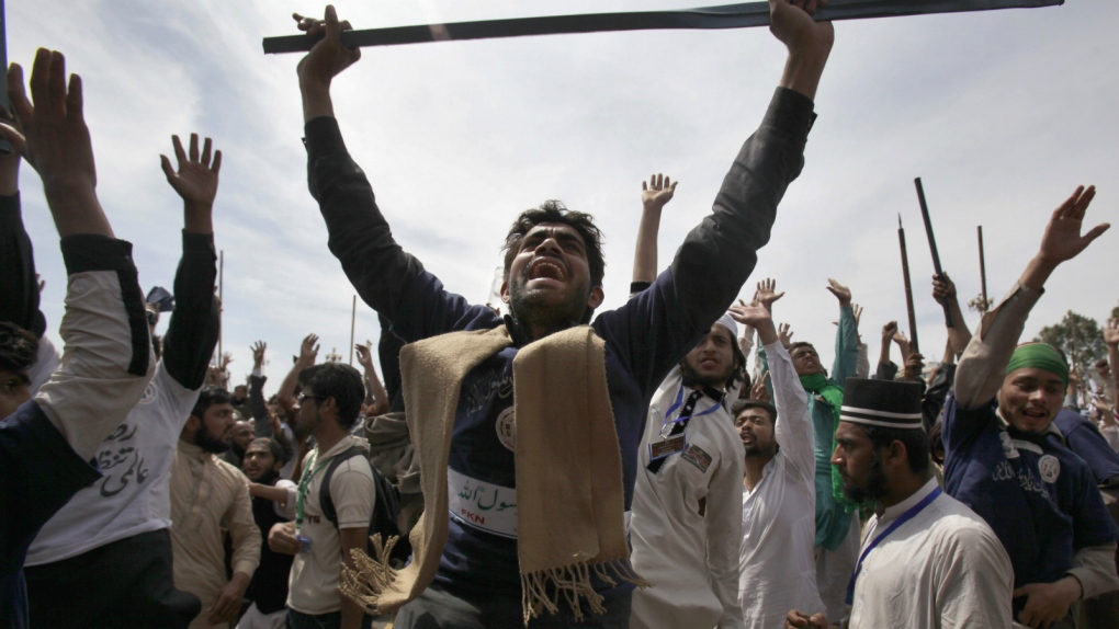 Pakistani police warn protesters to disperse