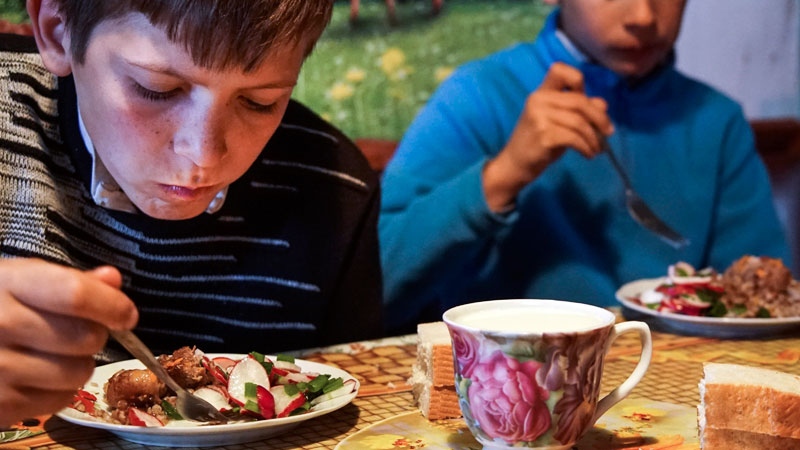 Ukraine children eat food tainted by Chornobyl