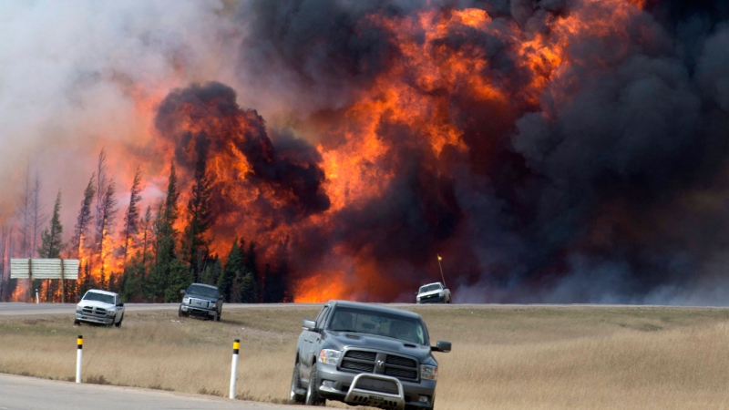 A wildfire burns south of Fort McMurray, Alberta on May 7, 2016. (Jonathan Hayward / THE CANADIAN PRESS)