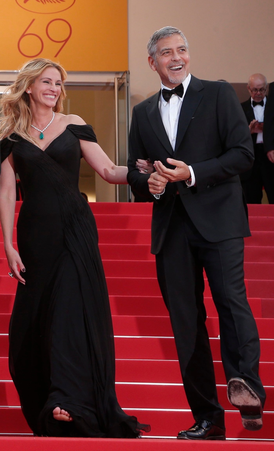 No heels: Julia Roberts walks Cannes red carpet barefoot | CTV News