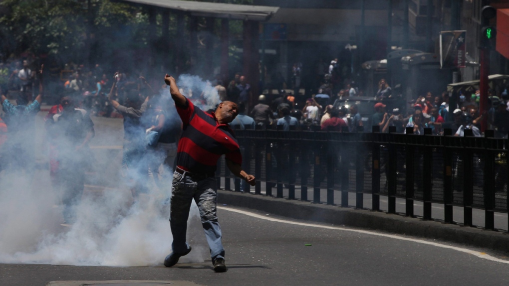 Clashes near the Miraflores presidential palace