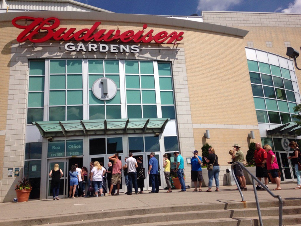 Fans line up at Budweiser Gardens for Hip tickets