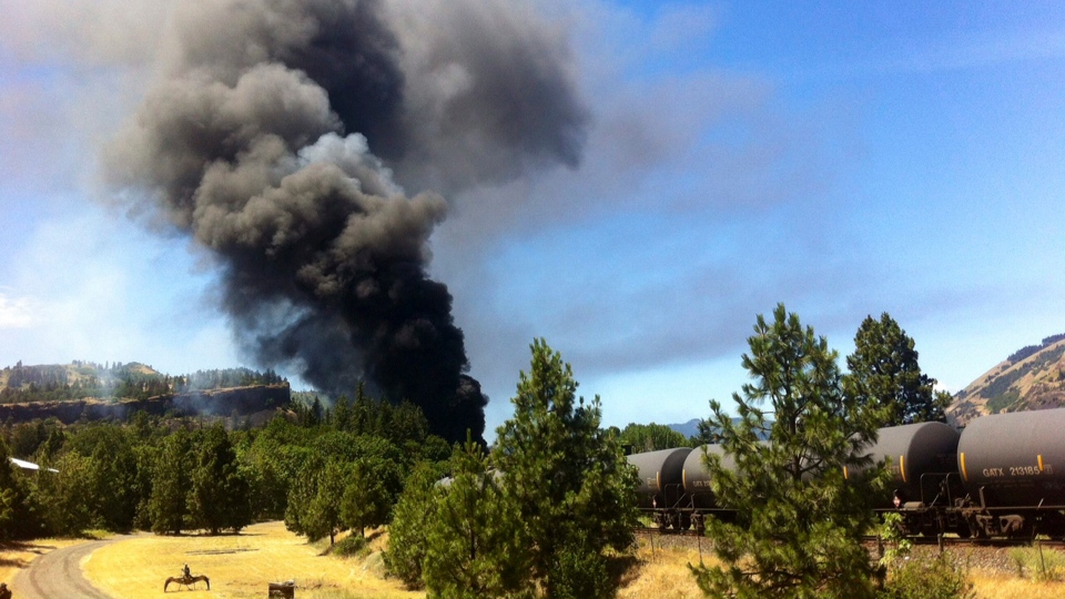 Crews work to contain oil sheen after Oregon train 