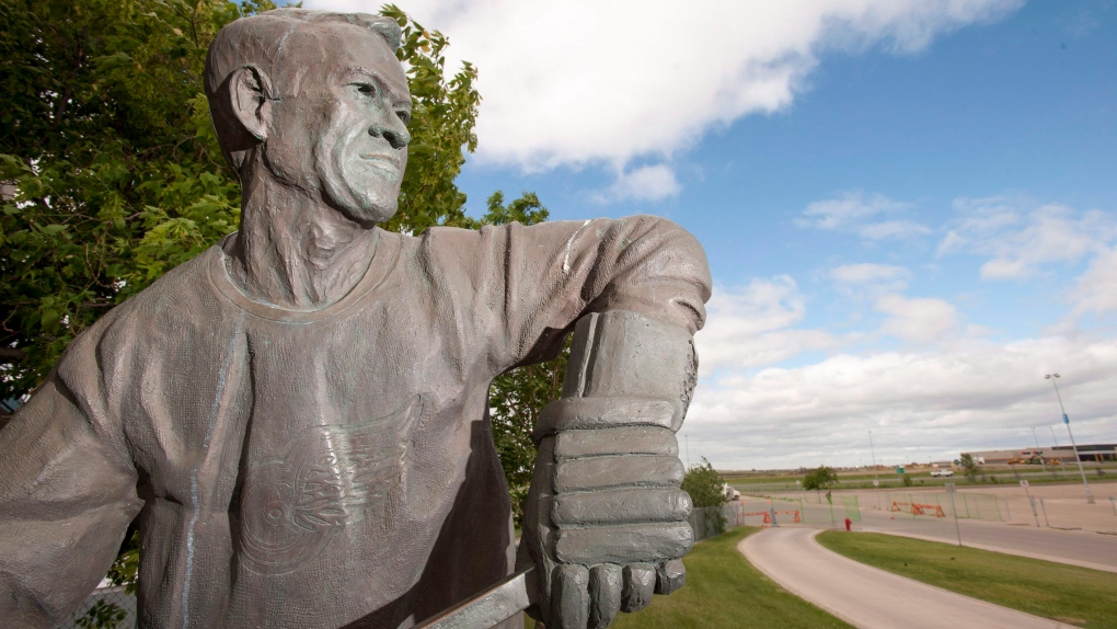 Gordie Howe statue