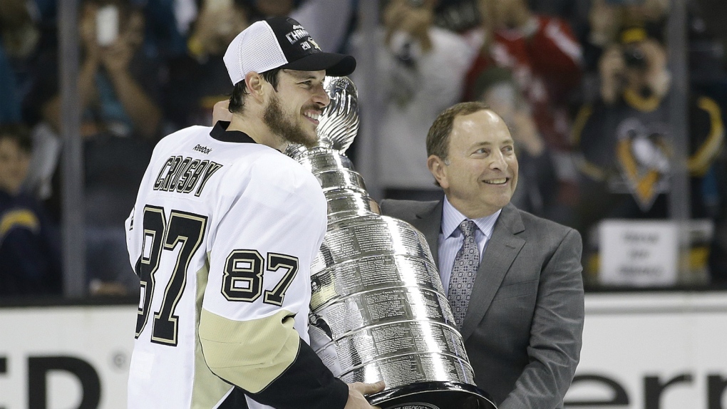 Sidney Crosby presented with Stanley Cup