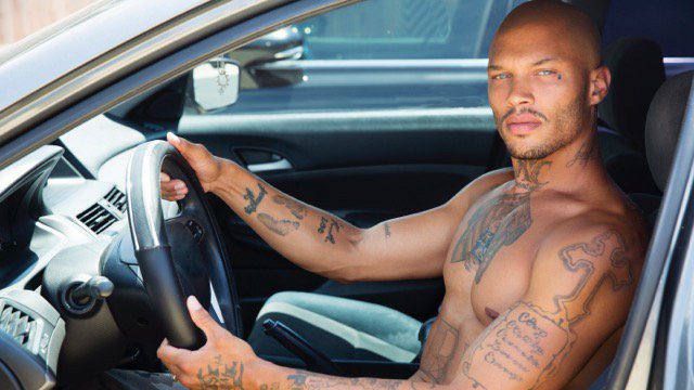 Jeremy Meeks, who gained international fame when his 'hot' mugshot went viral in 2014 is attracting attention again. (JEREMY MEEKS / Twitter)
