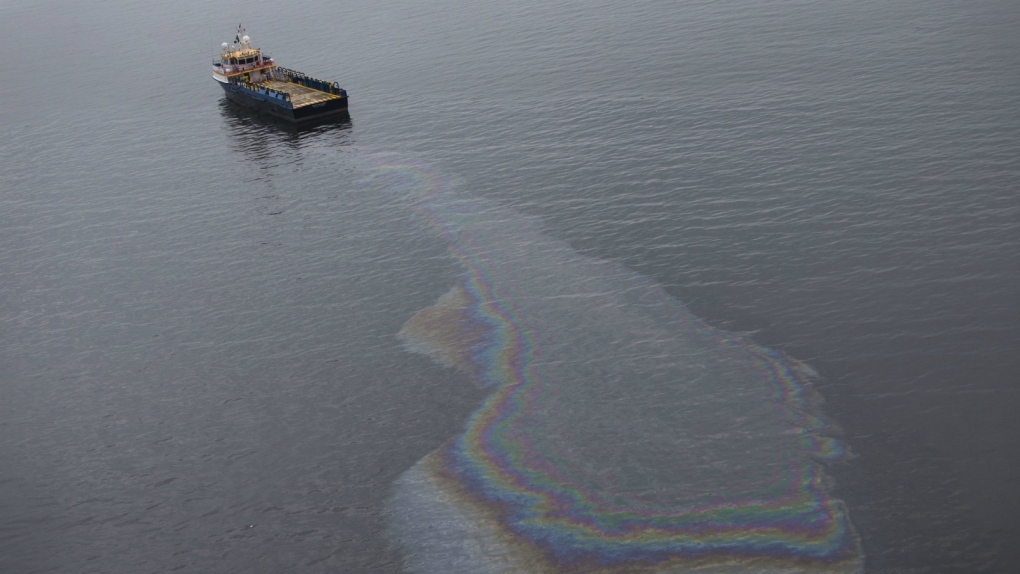 Oil discolouring boats in Rio