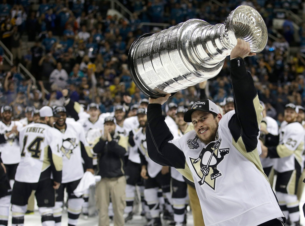 Sidney Crosby raises Stanley Cup 