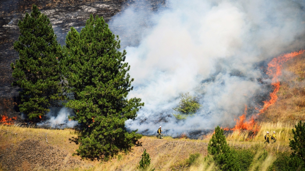 Wildfire burns in Oregon
