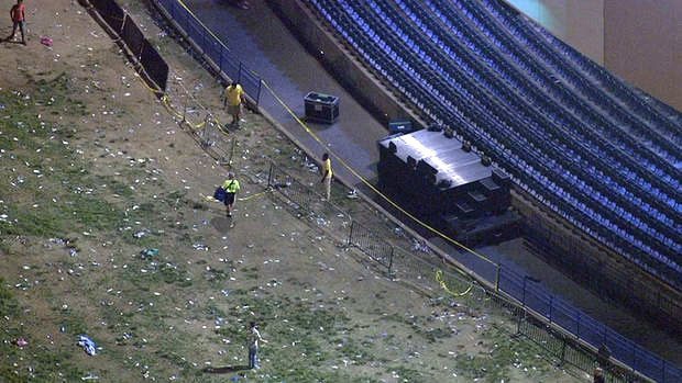 Railing collapses at Snoop Dogg concert 