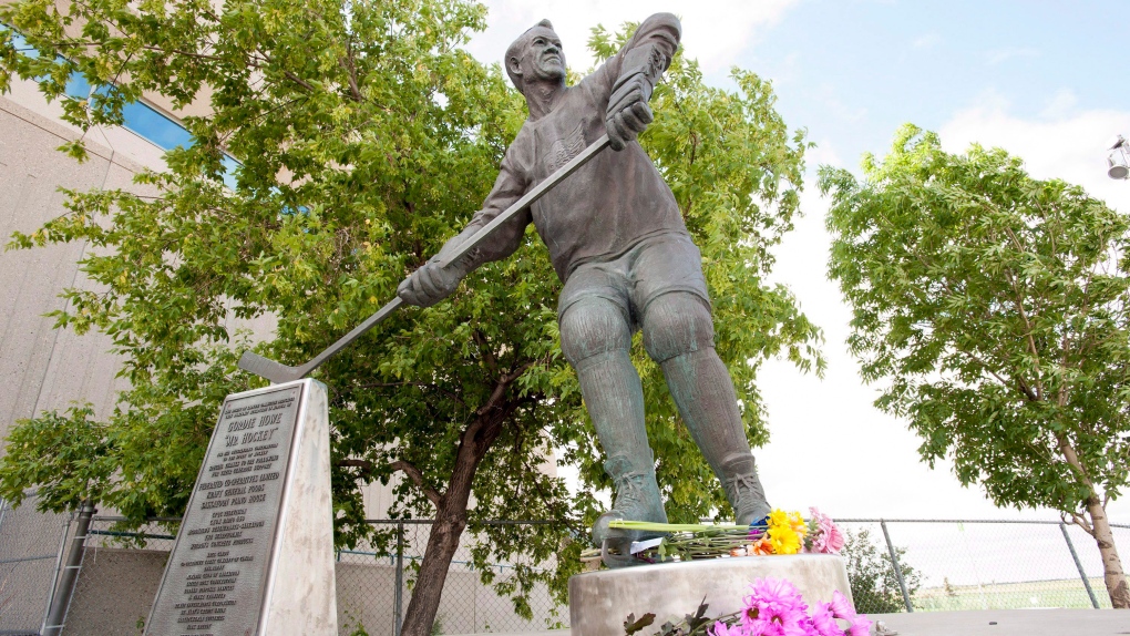 Gordie Howe statue 