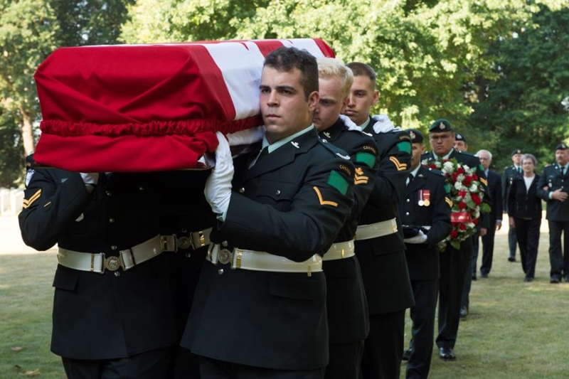 Members of The Algonquin Regiment carry the casket containing the remains of Private Kenneth Duncanson during his burial ceremony near Bruges, Belgium, on Sept. 14, 2016. (Photo: MCpl Pat Blanchard, Canadian Forces)