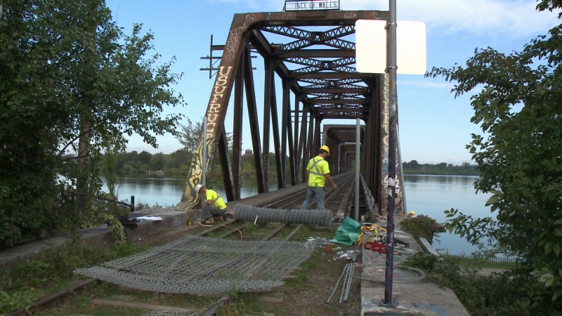 City of Ottawa workers erect a chain link fence on the Prince of Wales bridge on Tuesday, Sept. 20, 2016. (CTV Ottawa)