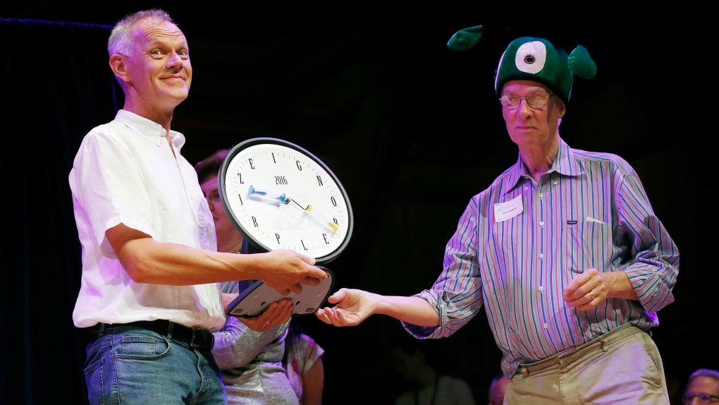 Andreas Sprenger accepts an Ig Nobel at Harvard