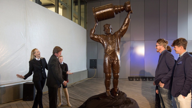 Wayne Gretzky unveils his statue with members of his family including his wife Janet (left) in Edmonton, Alta., on Wednesday October 12, 2016. (Amber Bracken/The Canadian Press)