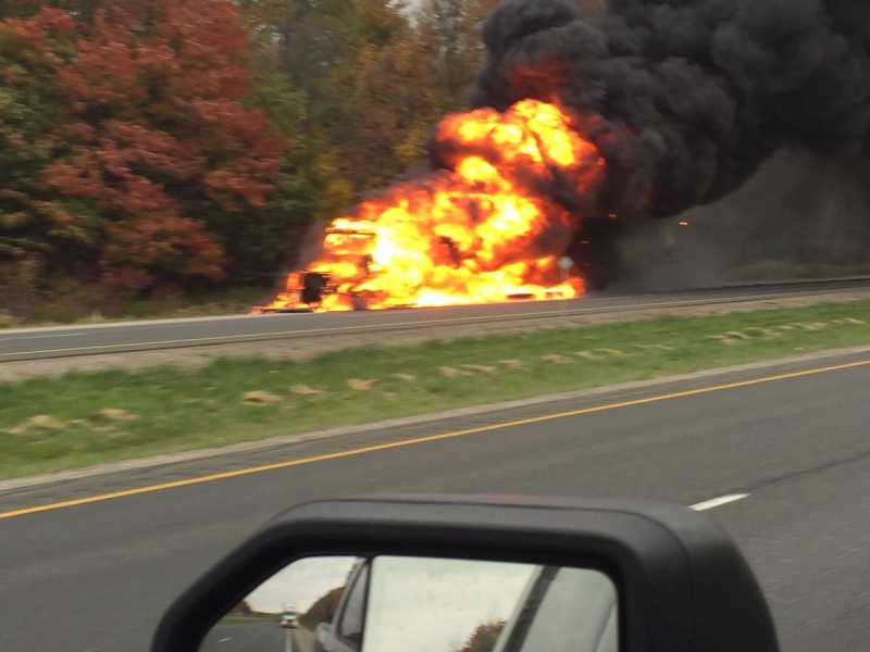 Truck fire on the WB 401 west of London on Oct. 18, 2016. (@lenelliot/Twitter)
