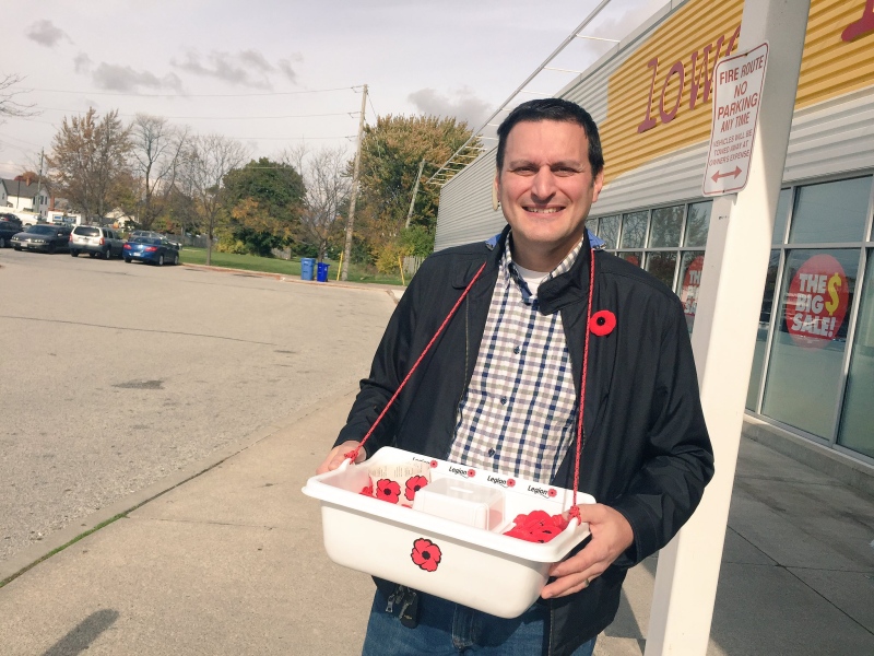 Jeff Watson hands out poppies in his hometown of Amherstburg, Ont. (Oct. 31, 2016)