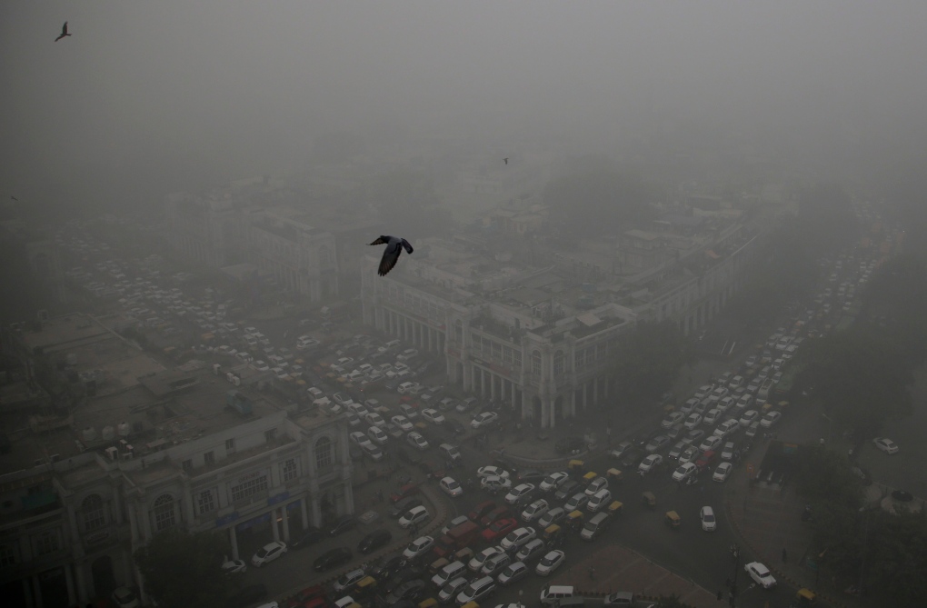 Smog envelops New Delhi 