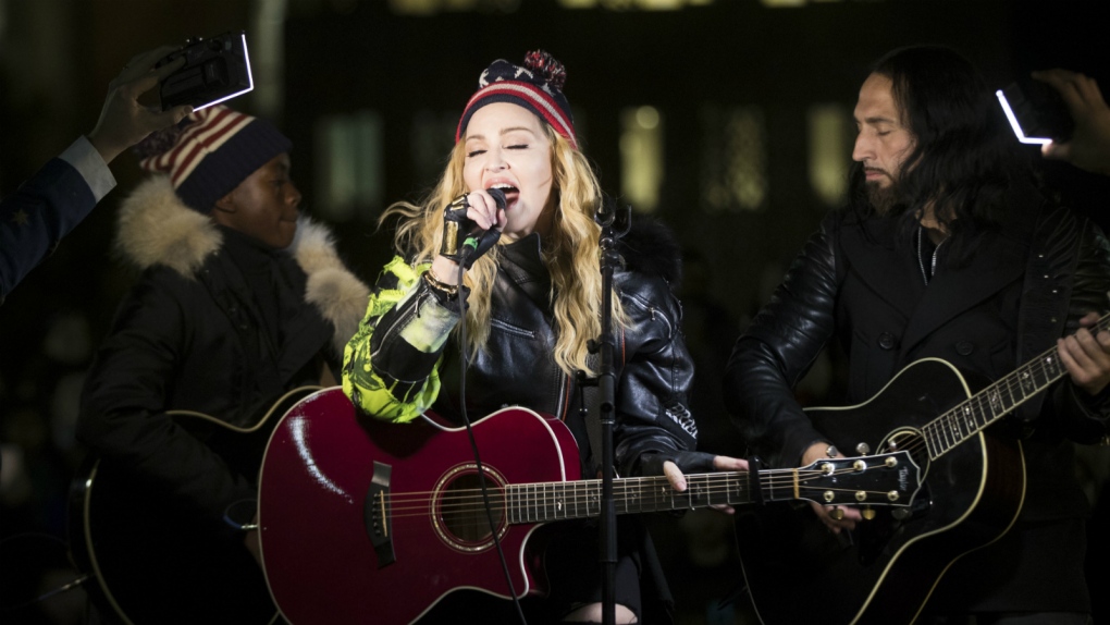Madonna holds impromptu concert for Clinton