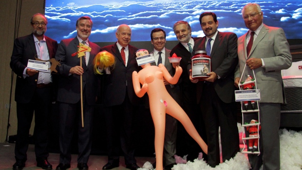 Obsequio de muñeco hinchable de amor a ministro causa furor en Chile
