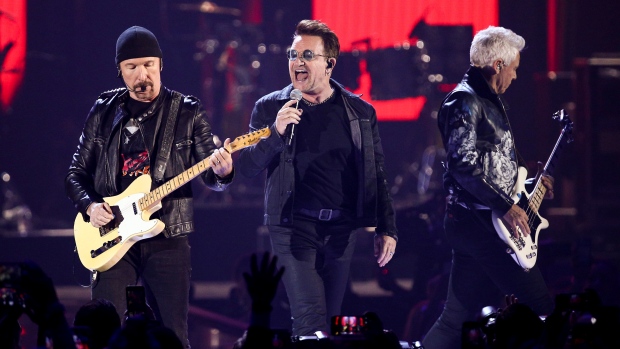 U2’s Edge memimpin obral memorabilia rock untuk membantu para musisi