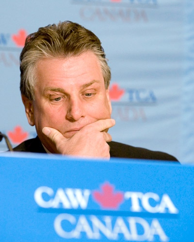 Canadian Auto Workers union president Ken Lewenza pauses at a news conference in Toronto on Sunday, March 8, 2009.  (Frank Gunn / THE CANADIAN PRESS)