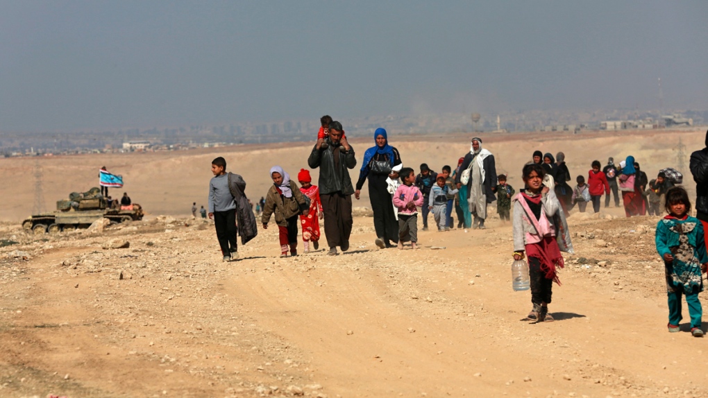 Displaced Iraqis flee Mosul