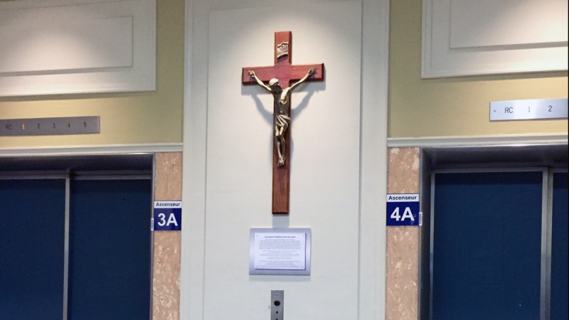 The crucifix in Saint Sacrement Hospital has returned, along with an explanatory plaque explaining the religious symbol's history. (CTV Montreal/Maya Johnson)