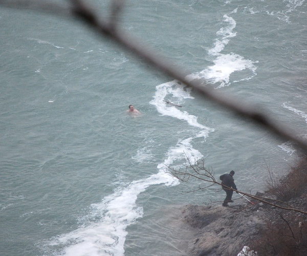 Rescue teams attempt to extract the man after he went over Horseshoe Falls in Niagara Falls, Ont., on Wednesday, March 11, 2009. (Phillip Richmond)
