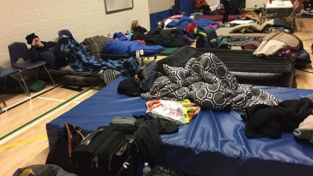 겨울폭풍으로 오도 가도 못하는 운전자들 학교 체육관에서 비상 대피, 주민들 음식, 잠자리 제공