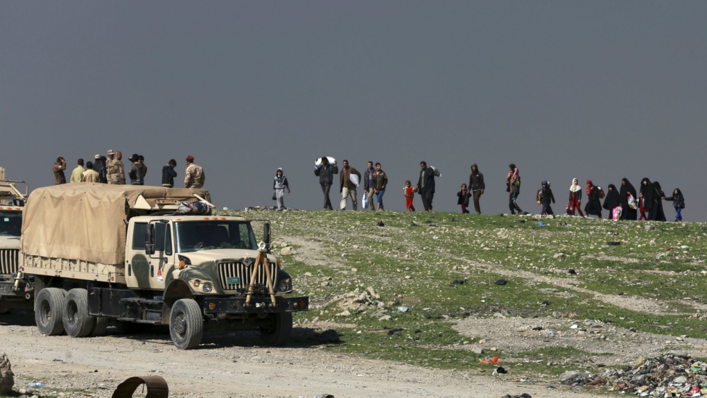 Civilians flee fighting in Mosul