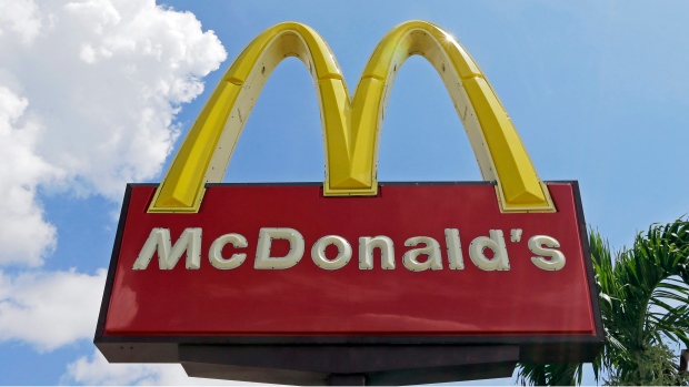 캐나다 맥도널드 50주년 기념으로 햄버거를 67센트에 판매 - 8월 16일 (수) 11am - 7pm