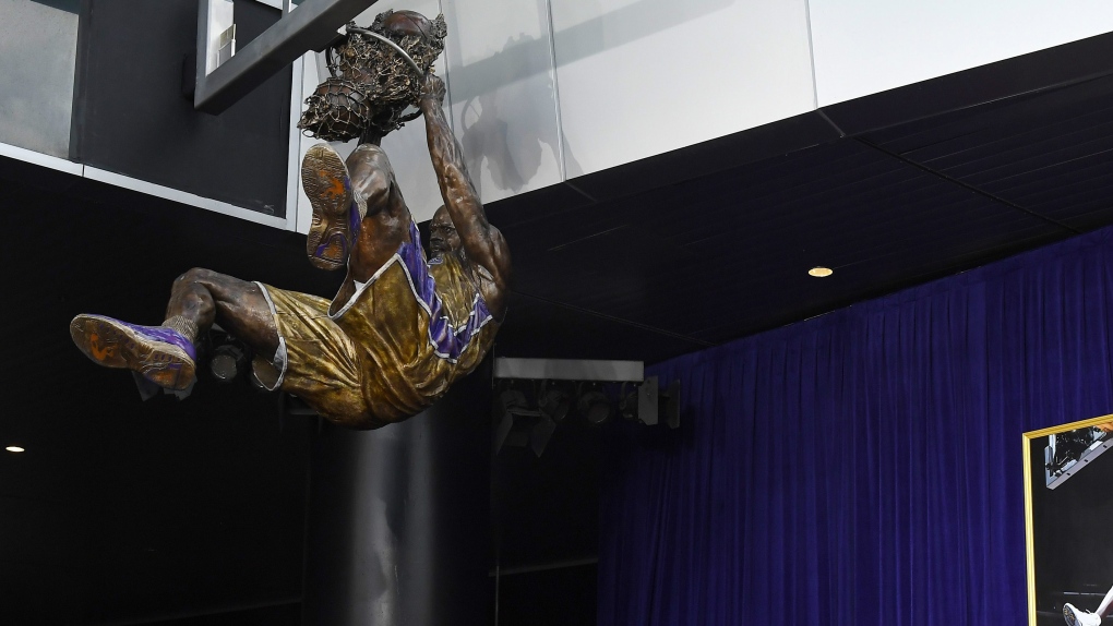 Statue of Shaquille O'Neal at Staples Centre 