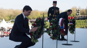 Canadian Prime Minister Justin Trudeau and French President Francois Hollande French place wreaths during a ceremony to mark the 100th anniversary of the Battle of Vimy Ridge, Sunday, April 9, 2017 near Arras, France. THE CANADIAN PRESS/Adrian Wyld
