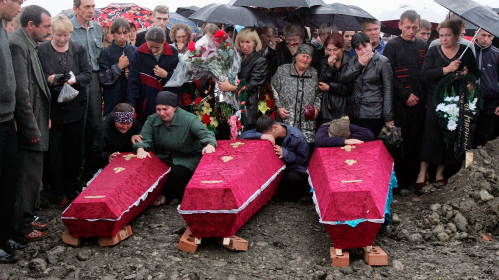 Ossetians weep over the coffins of hostages