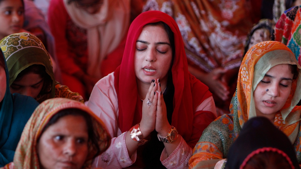 Pakistani Christians attend Good Friday mass 