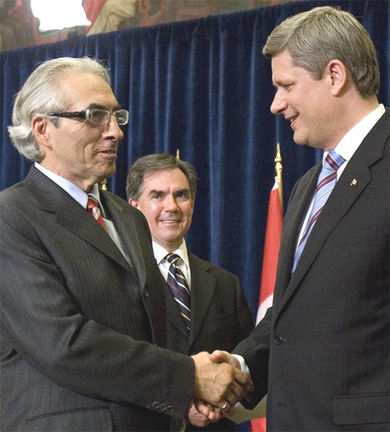 Prime Minister Stephen Harper shakes hands with Assembly of First Nations Chief Phil Fontaine, after announcing the government's proposed new legislation to speed up land claims for aboriginals, in Ottawa on June 12, 2007.(CP / Tom Hanson) 