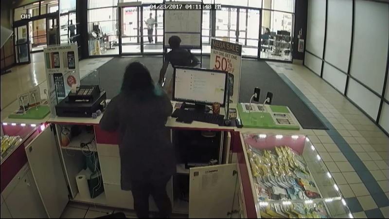 A suspect steals an iPhone 6S and 6S Plus from the AZ Wireless at the Lincoln Fields Shopping Centre. The owner of the shop feels it's being targeted by thieves. (Courtesy: AZ Wireless)
