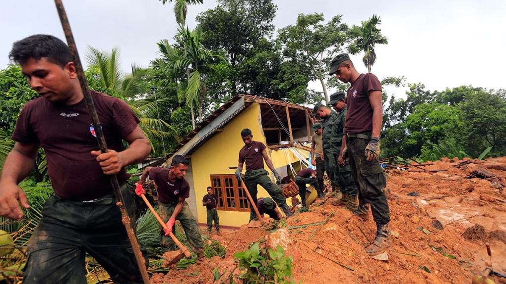 Sri Lankan soldiers at mudslide site